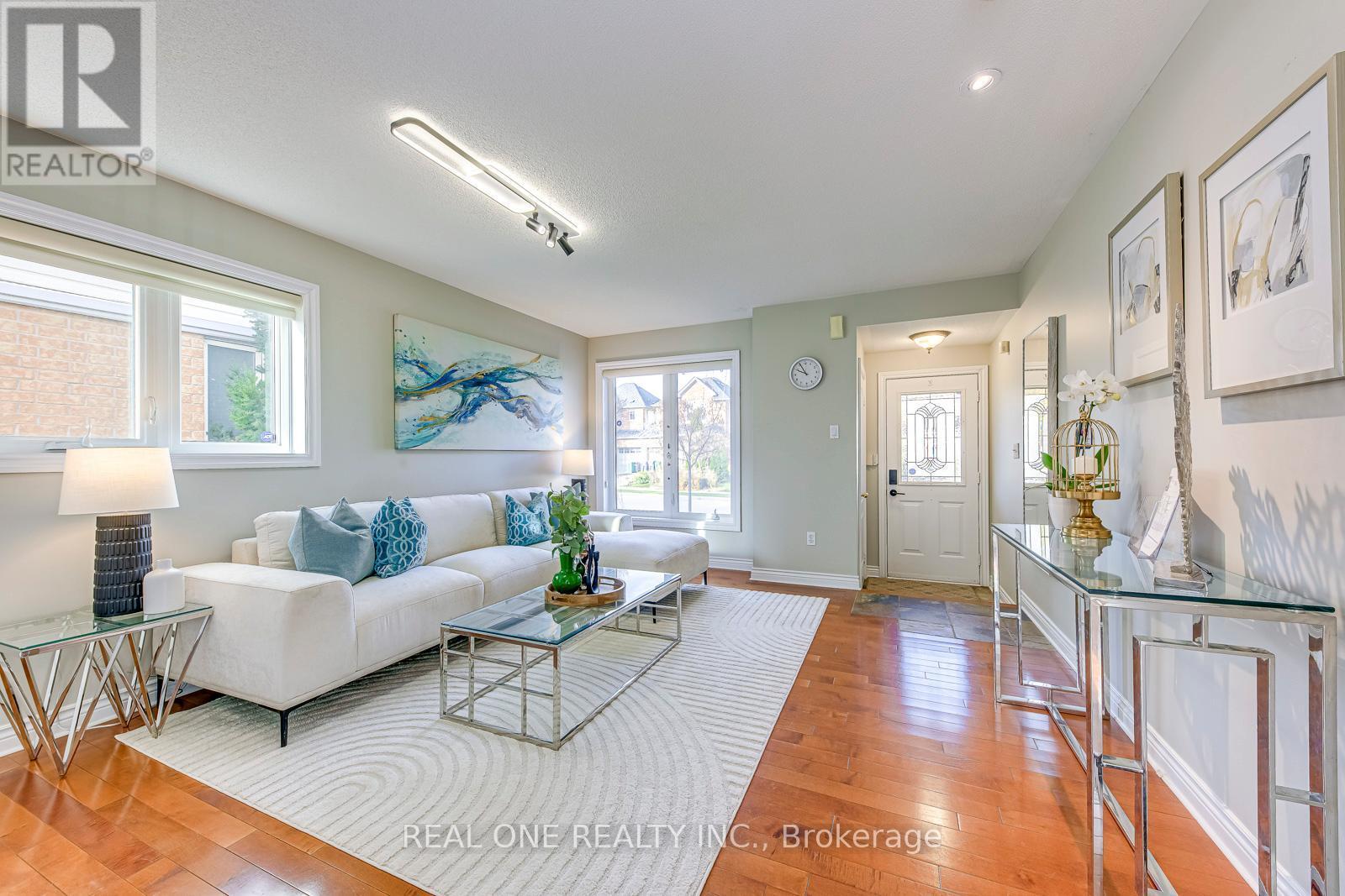 2470 Bankside Drive, Mississauga, ON - Indoor Photo Showing Living Room
