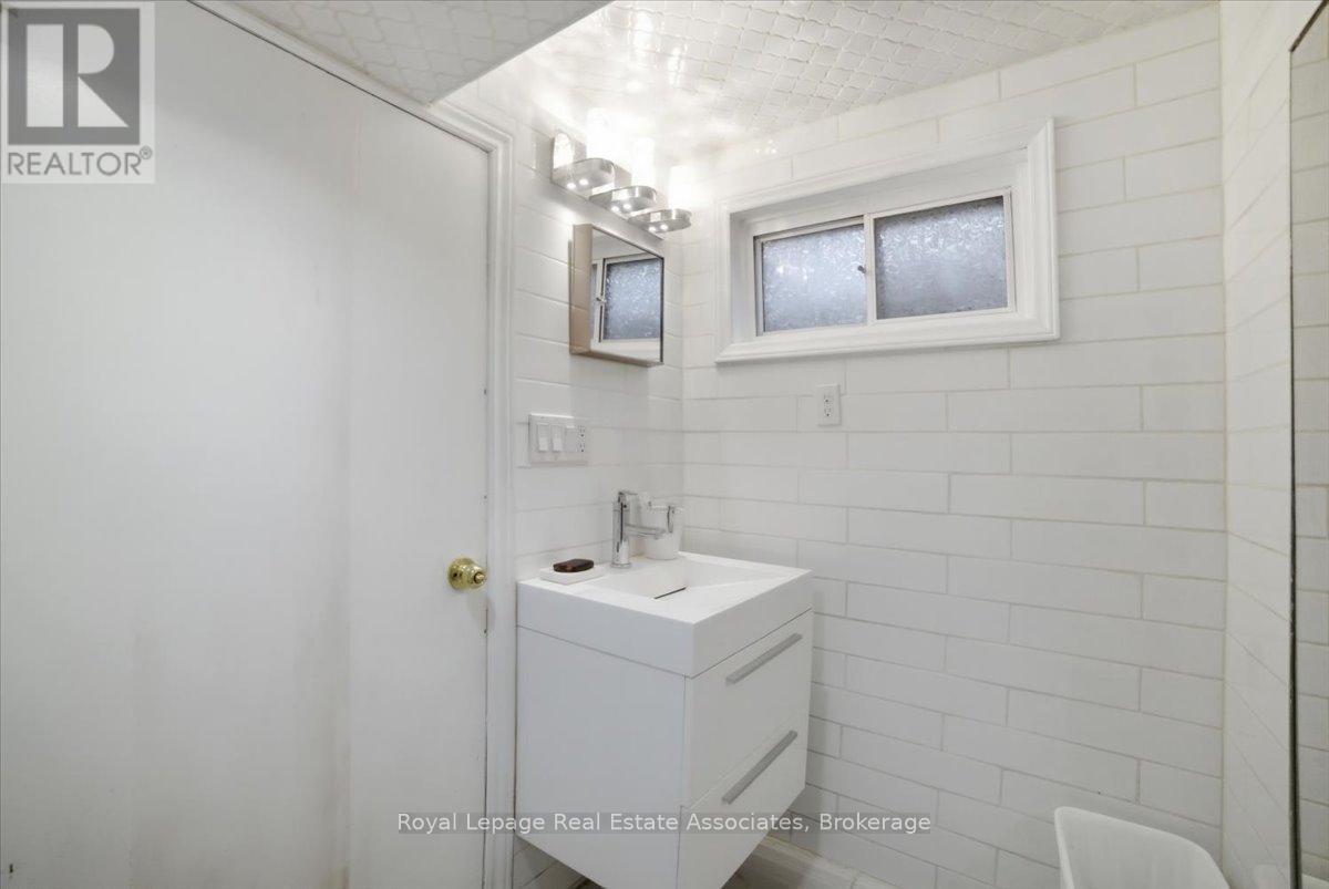 3652 Haven Glenn, Mississauga, ON - Indoor Photo Showing Bathroom