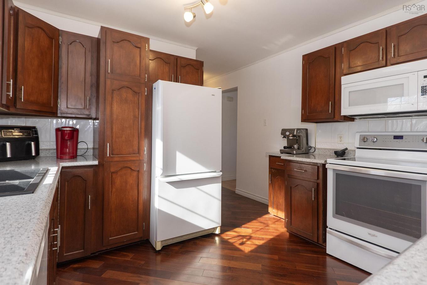 193A Victoria Street E, Amherst, NS - Indoor Photo Showing Kitchen With Double Sink