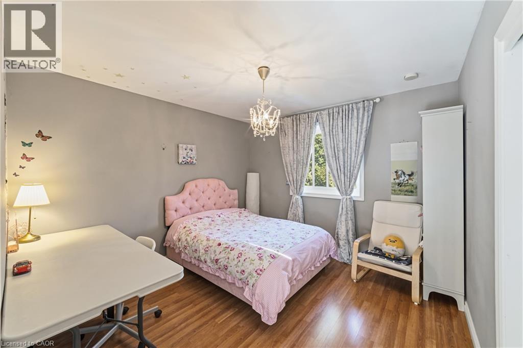 39 Templer Drive, Ancaster, ON - Indoor Photo Showing Bedroom