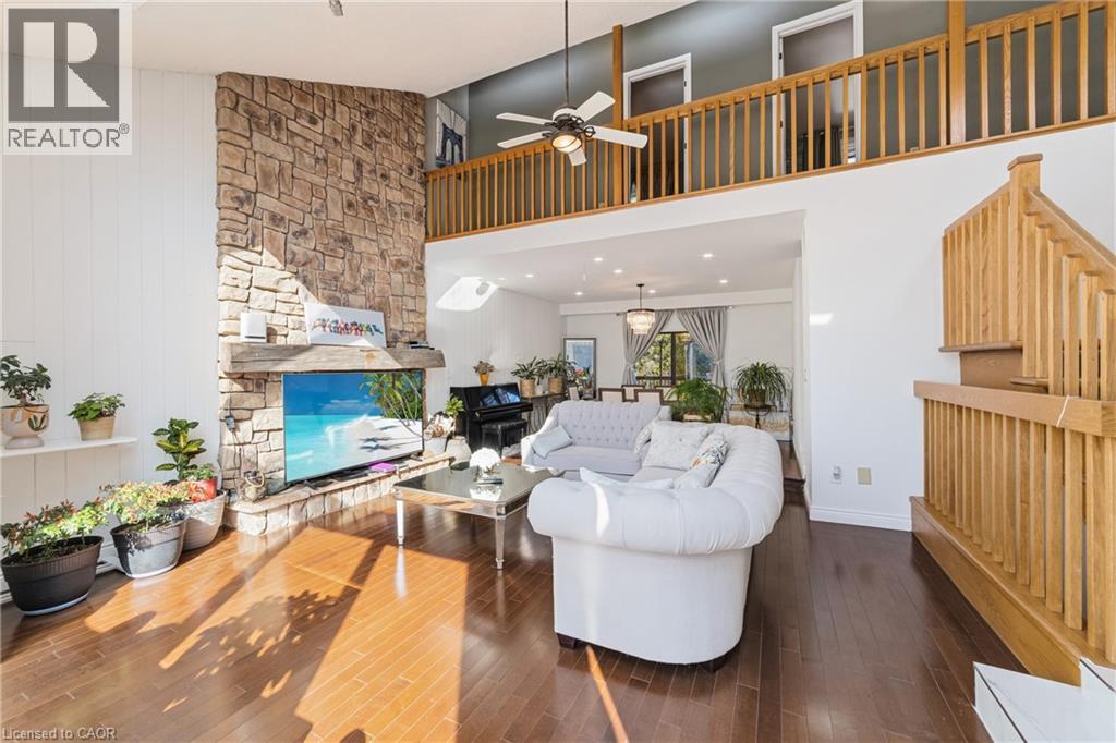 39 Templer Drive, Ancaster, ON - Indoor Photo Showing Living Room
