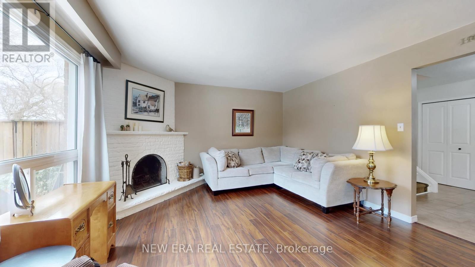 3103 Autumn Hill Crescent, Burlington, ON - Indoor Photo Showing Living Room With Fireplace