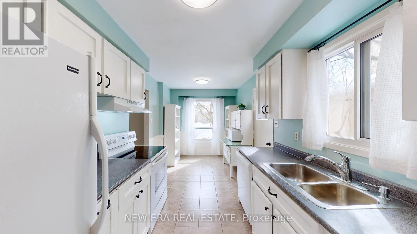 3103 Autumn Hill Crescent, Burlington, ON - Indoor Photo Showing Kitchen With Double Sink