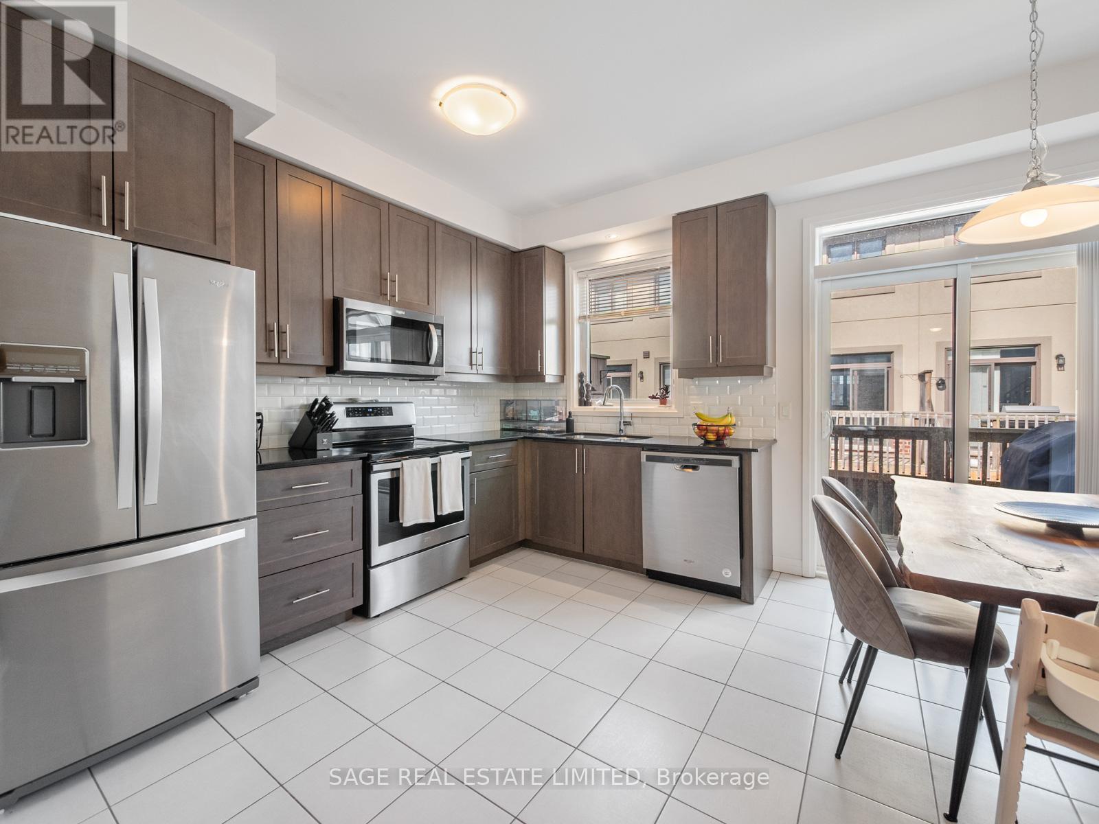 4 Could Lane, Hamilton, ON - Indoor Photo Showing Kitchen With Upgraded Kitchen