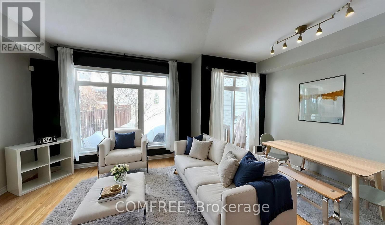 294 Waymark Crescent, Ottawa, ON - Indoor Photo Showing Living Room