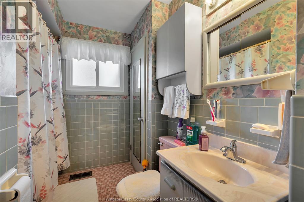 1640 St. Gabriel, Windsor, ON - Indoor Photo Showing Bathroom