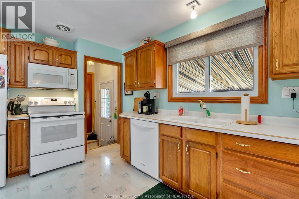1640 St. Gabriel, Windsor, ON - Indoor Photo Showing Kitchen