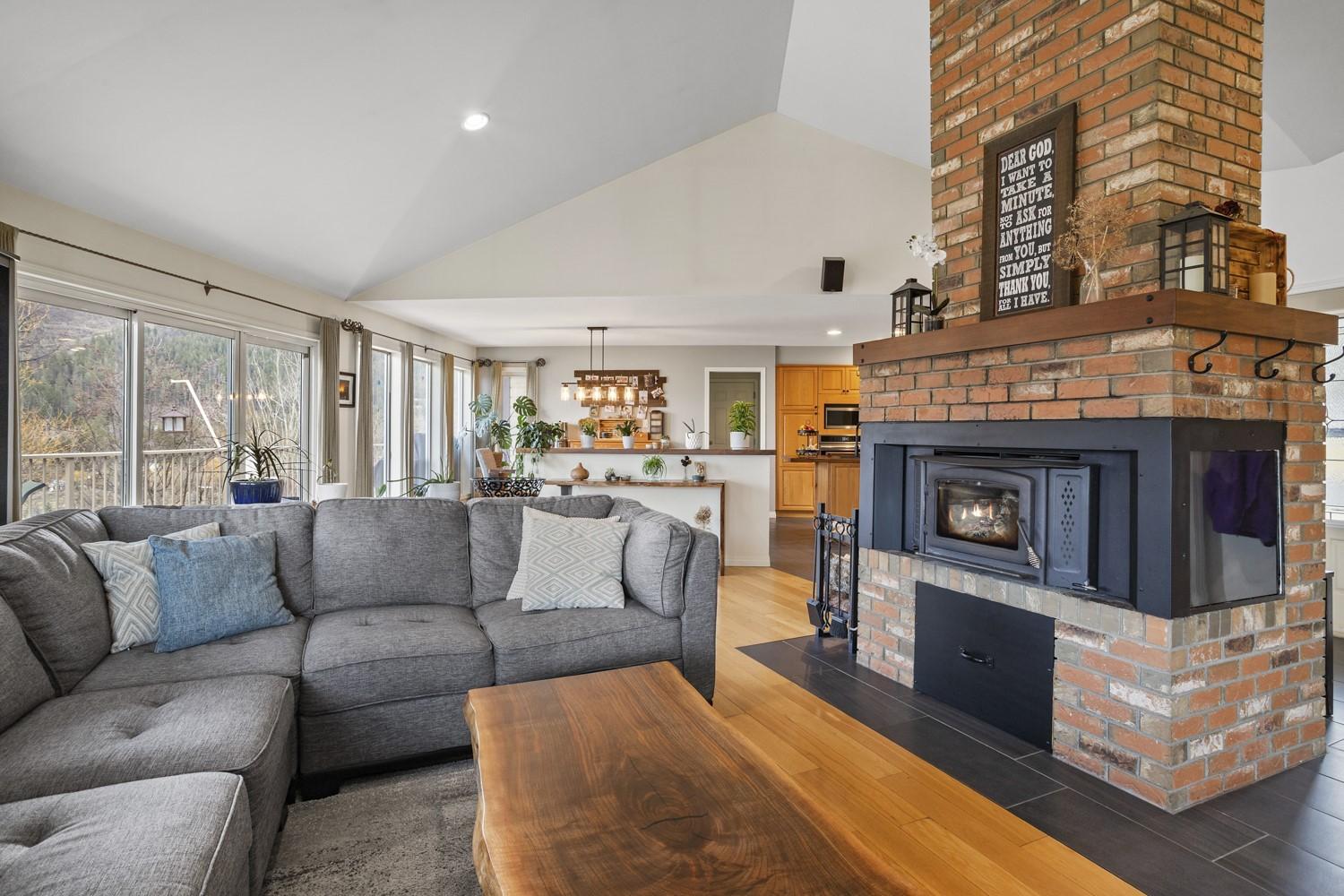 5253 Elsie Holmes Road, Wynndel, BC - Indoor Photo Showing Living Room With Fireplace