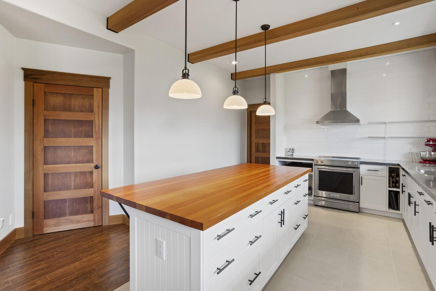 5253 Elsie Holmes Road, Wynndel, BC - Indoor Photo Showing Kitchen With Upgraded Kitchen