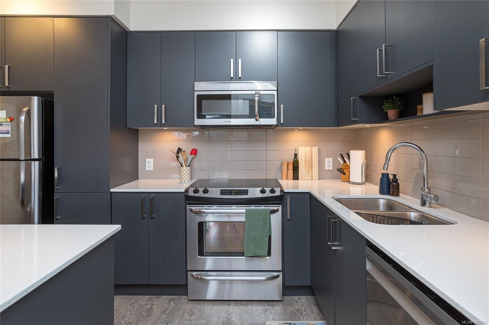 308-286 Wilfert Rd, View Royal, BC - Indoor Photo Showing Kitchen With Stainless Steel Kitchen With Double Sink With Upgraded Kitchen