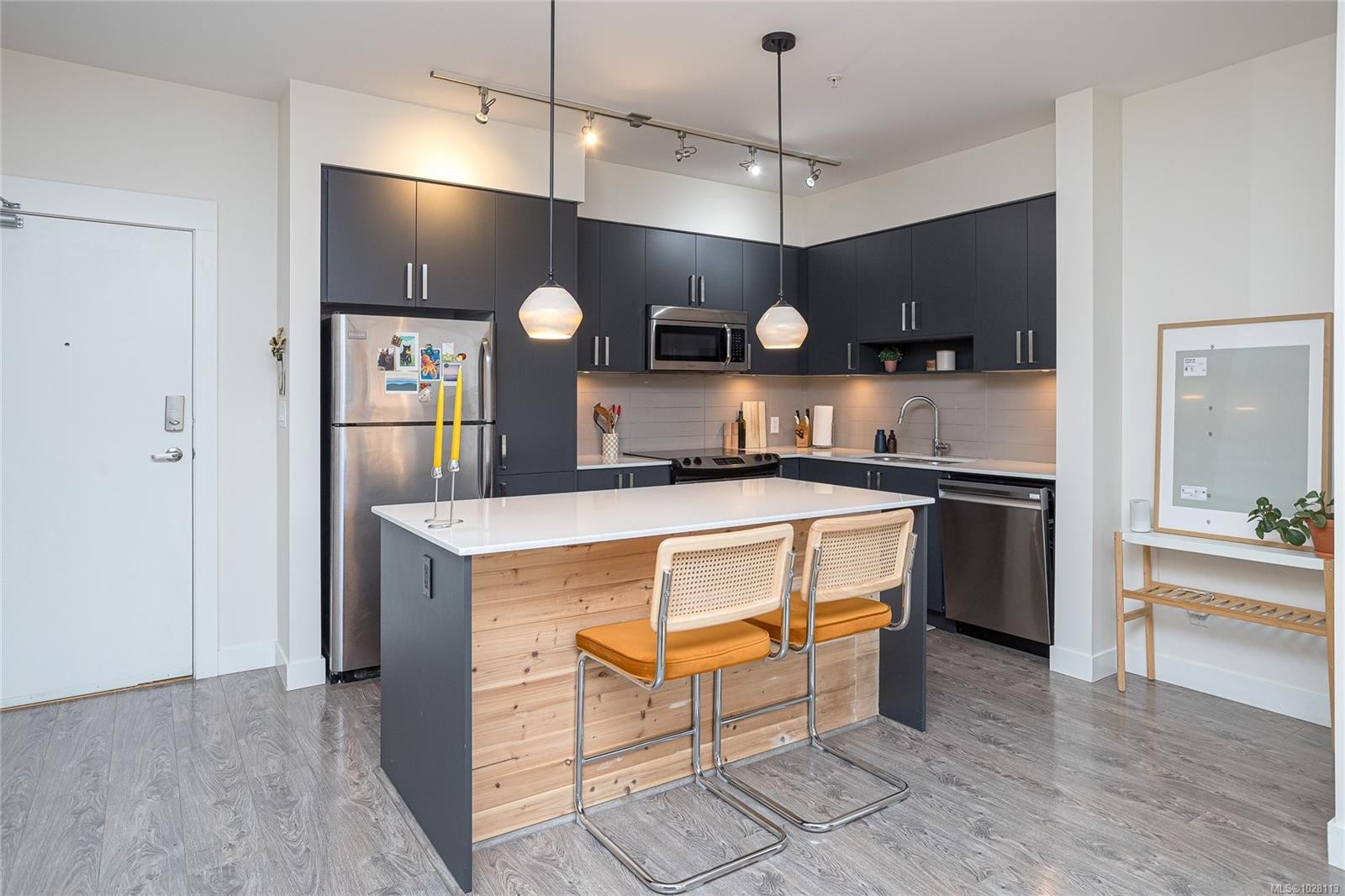 308-286 Wilfert Rd, View Royal, BC - Indoor Photo Showing Kitchen With Stainless Steel Kitchen With Upgraded Kitchen