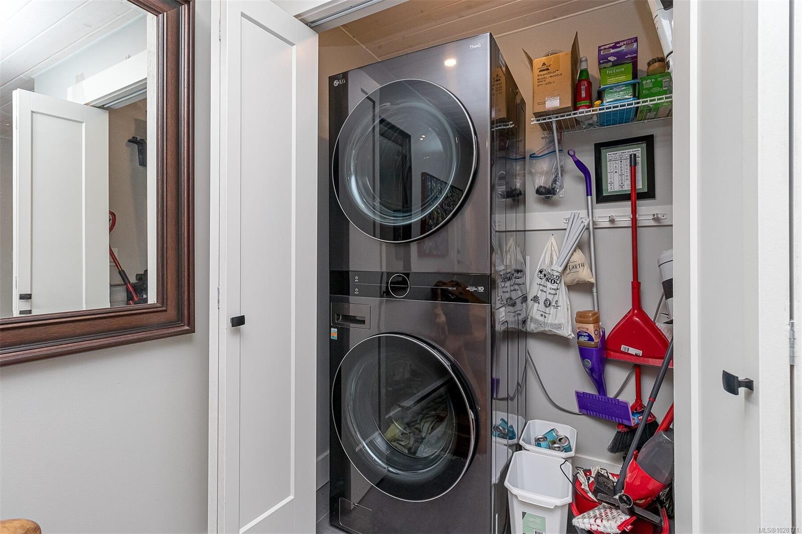 404-9958 Daniel St, Chemainus, BC - Indoor Photo Showing Laundry Room