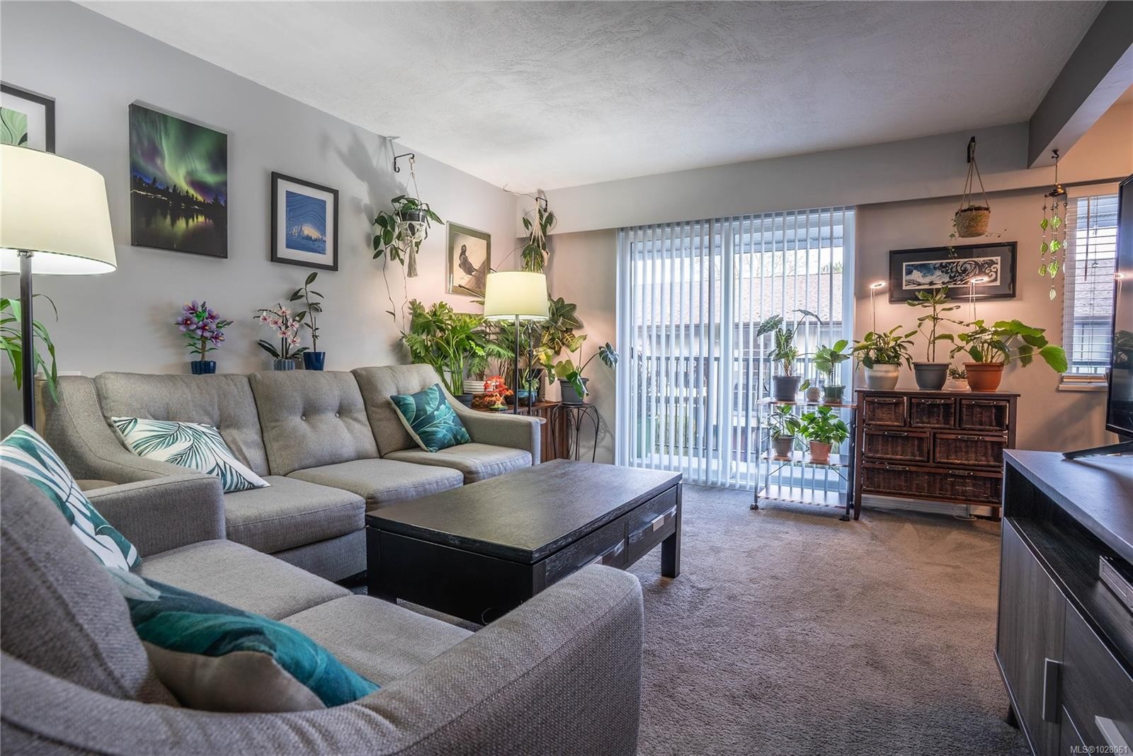 352 Burnside Rd West, Saanich, BC - Indoor Photo Showing Living Room