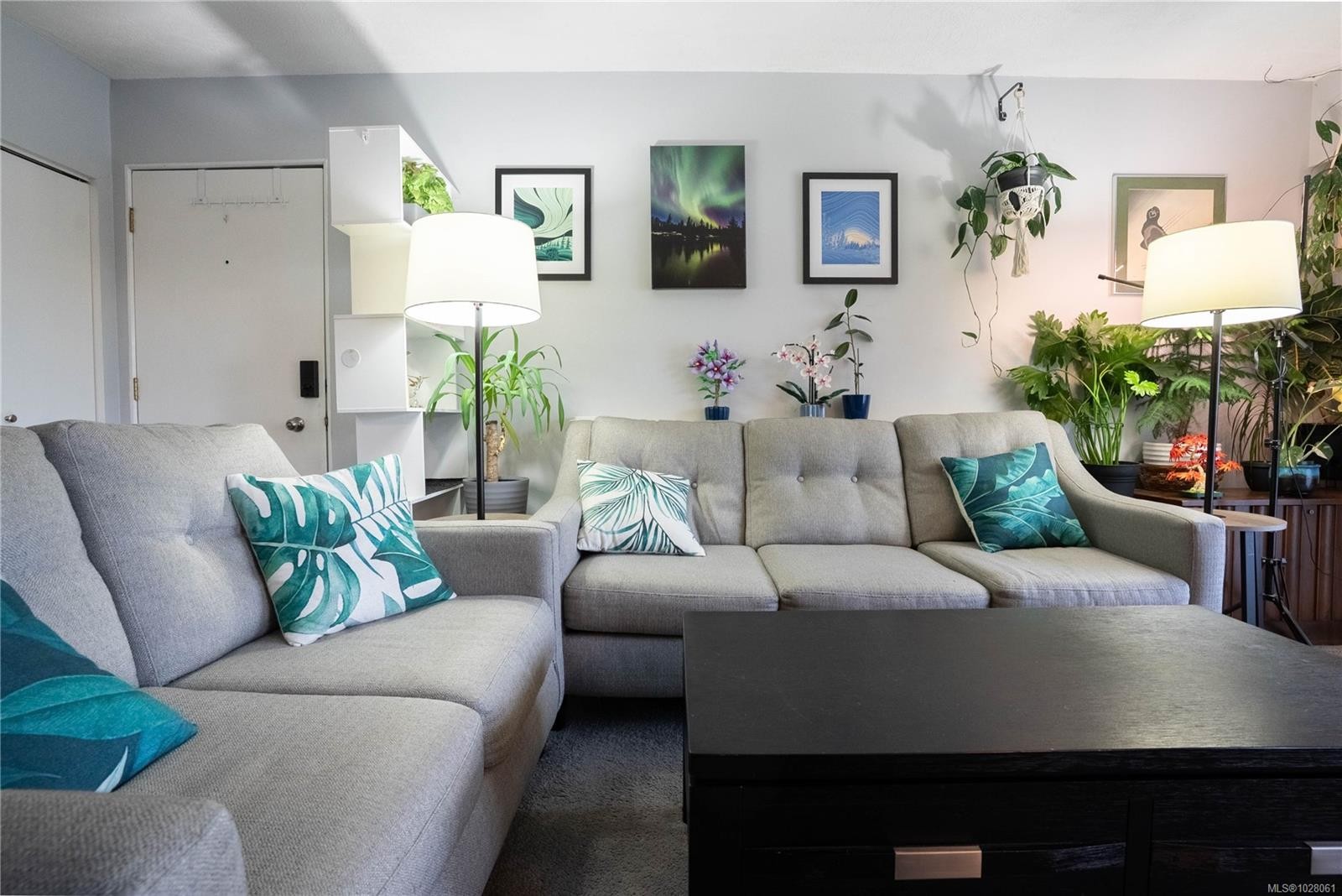 352 Burnside Rd West, Saanich, BC - Indoor Photo Showing Living Room