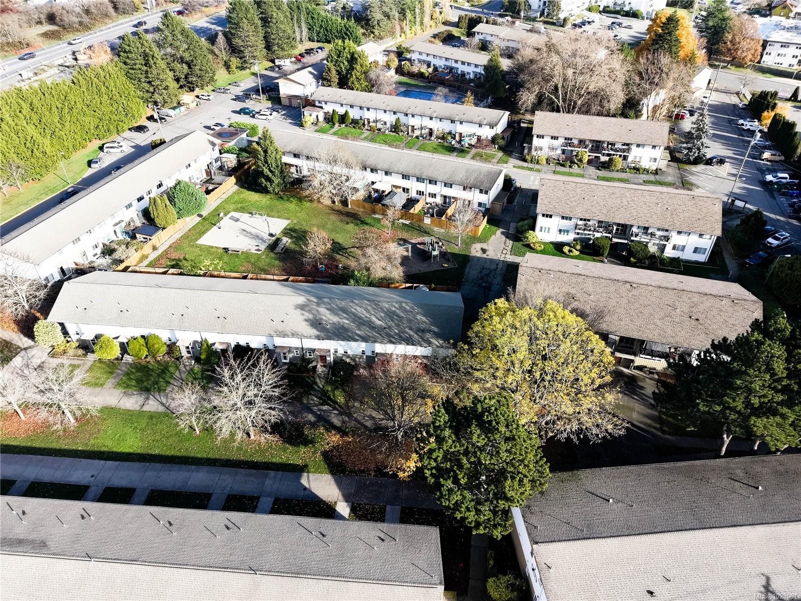 352 Burnside Rd West, Saanich, BC - Outdoor