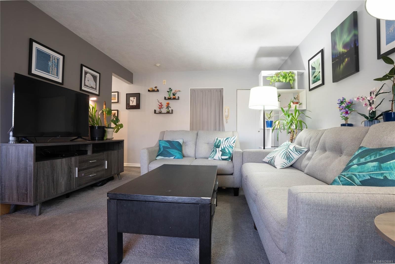 352 Burnside Rd West, Saanich, BC - Indoor Photo Showing Living Room
