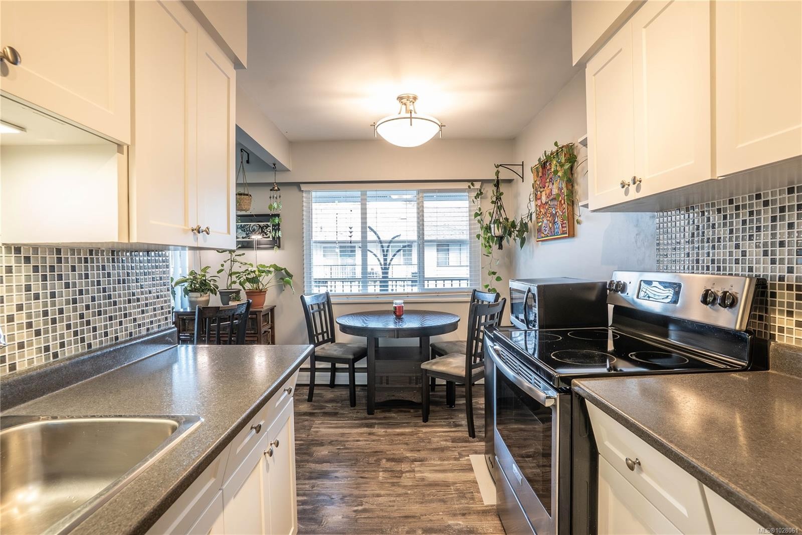 352 Burnside Rd West, Saanich, BC - Indoor Photo Showing Kitchen