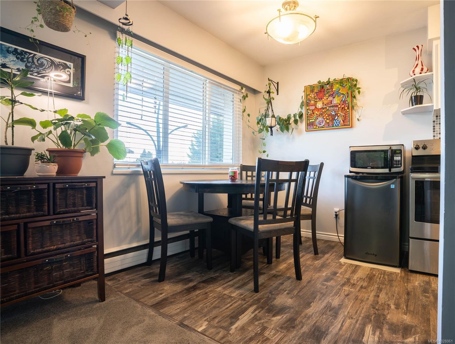 352 Burnside Rd West, Saanich, BC - Indoor Photo Showing Dining Room