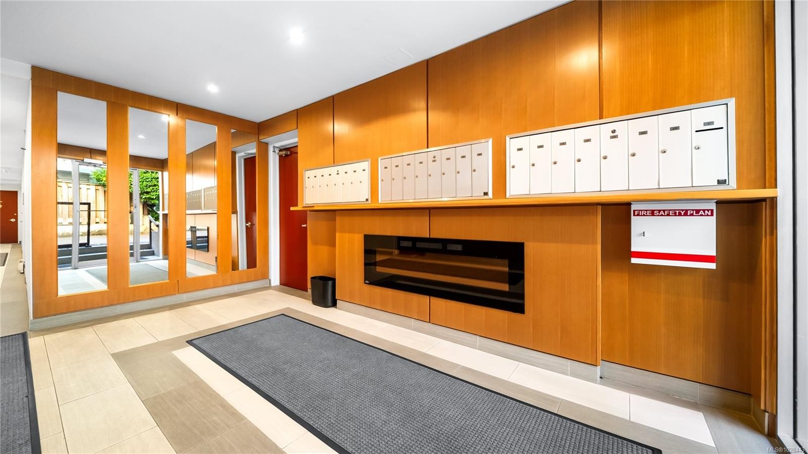 1520 Richmond Ave, Victoria, BC - Indoor Photo Showing Other Room With Fireplace