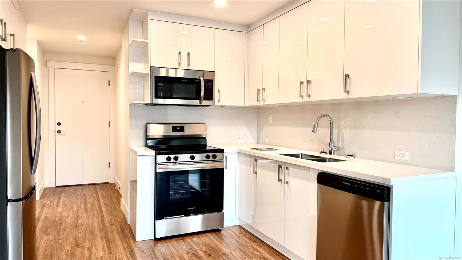 511-6320 Sentinal Dr, Nanaimo, BC - Indoor Photo Showing Kitchen With Double Sink