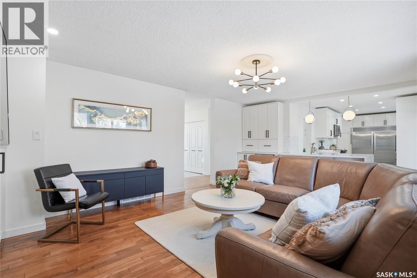 1033 9Th Street E, Saskatoon, SK - Indoor Photo Showing Living Room