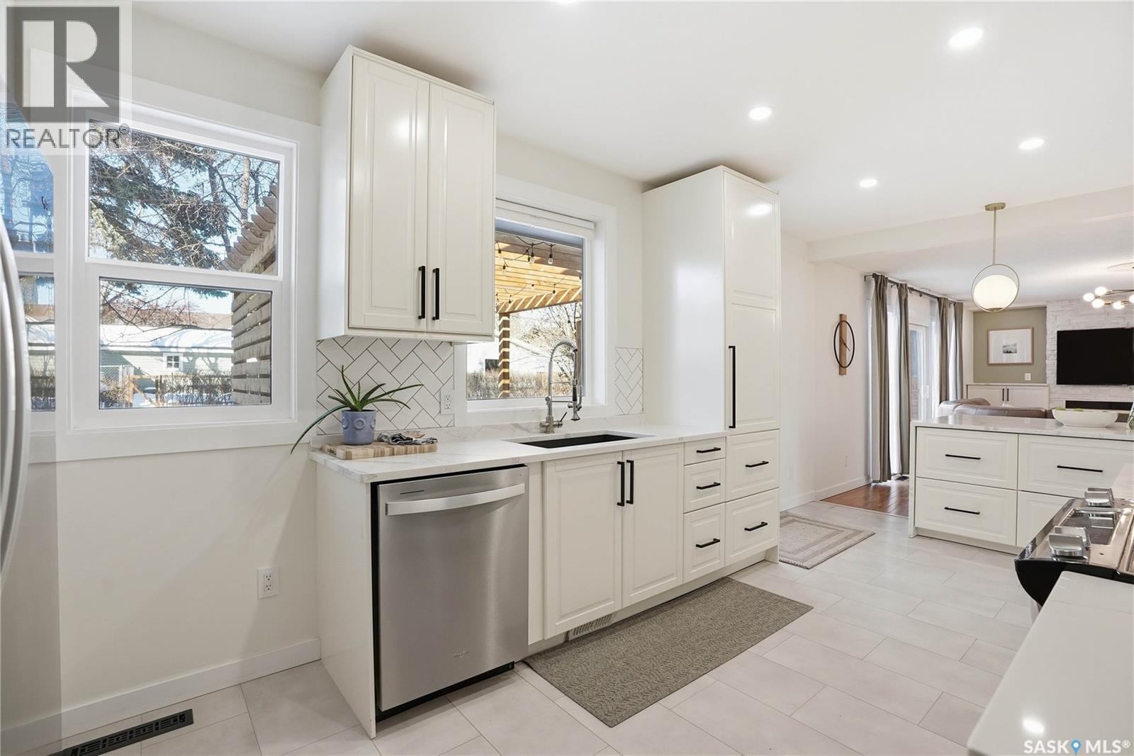 1033 9Th Street E, Saskatoon, SK - Indoor Photo Showing Kitchen With Upgraded Kitchen