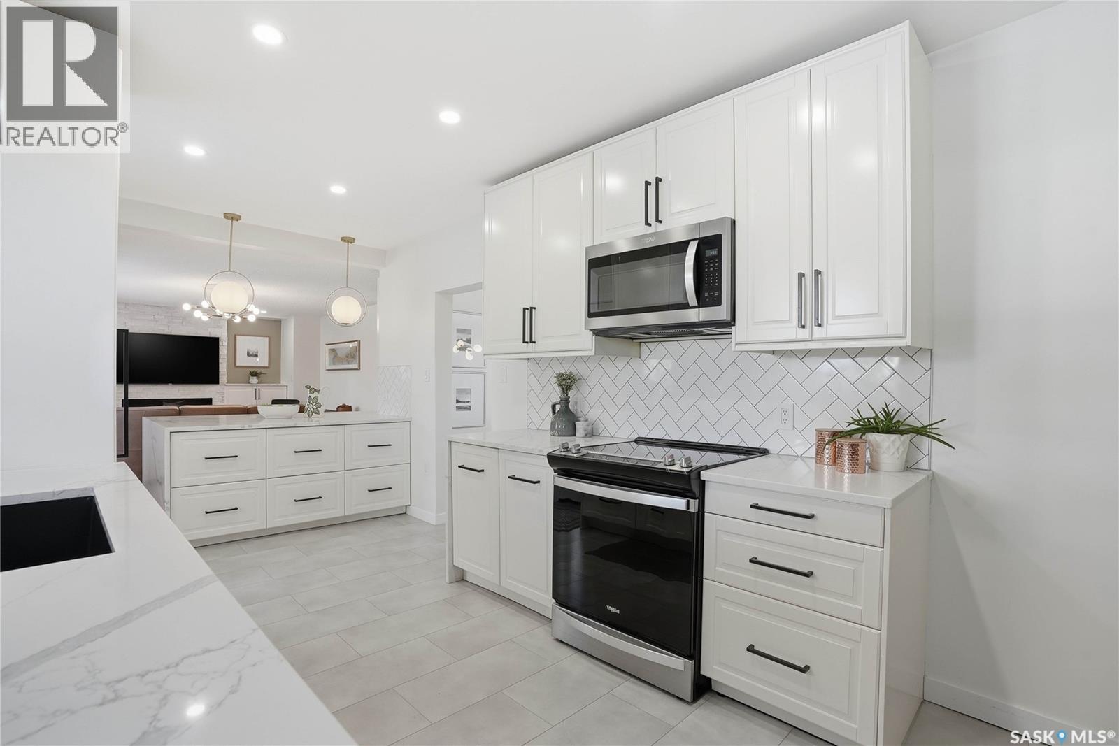 1033 9Th Street E, Saskatoon, SK - Indoor Photo Showing Kitchen With Upgraded Kitchen