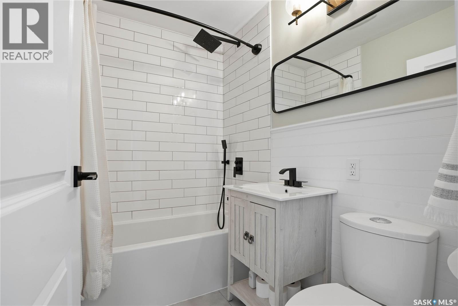 1033 9Th Street E, Saskatoon, SK - Indoor Photo Showing Bathroom
