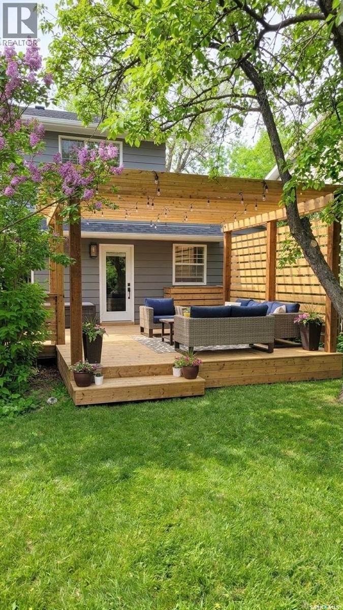 1033 9Th Street E, Saskatoon, SK - Outdoor With Deck Patio Veranda