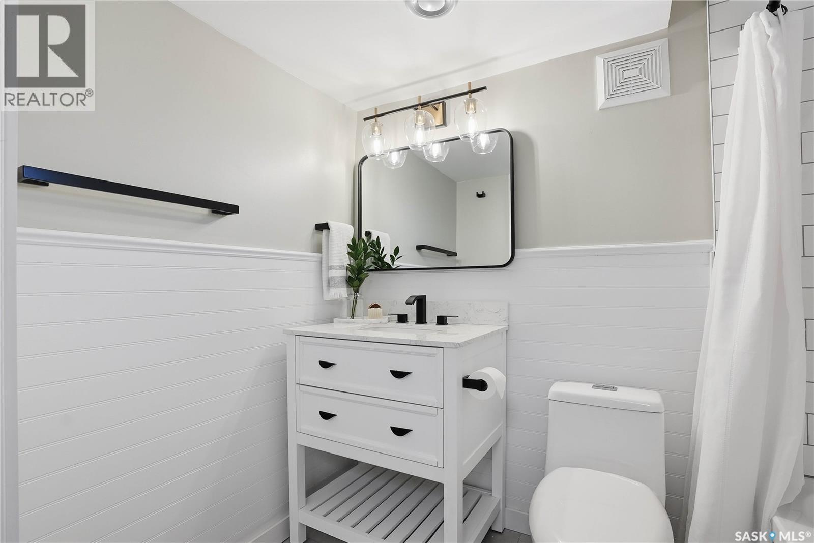 1033 9Th Street E, Saskatoon, SK - Indoor Photo Showing Bathroom