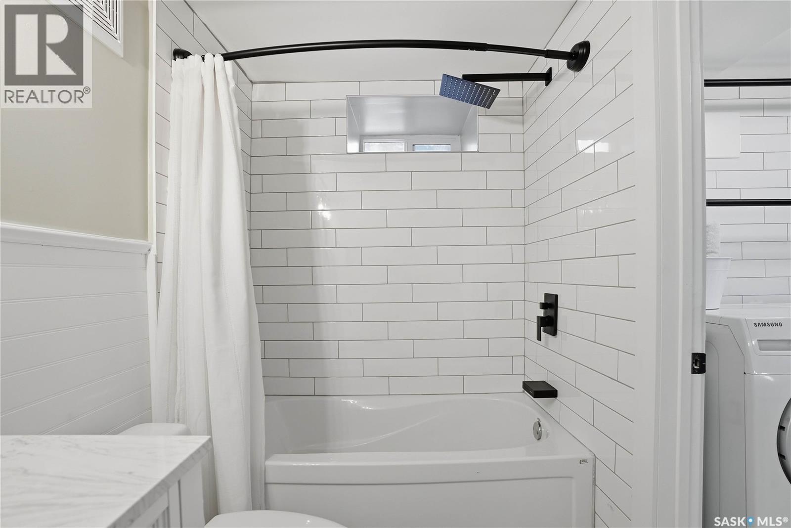 1033 9Th Street E, Saskatoon, SK - Indoor Photo Showing Bathroom