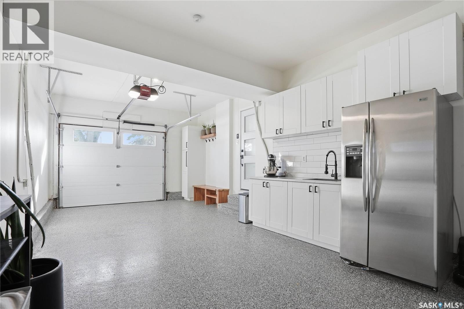 1033 9Th Street E, Saskatoon, SK - Indoor Photo Showing Garage