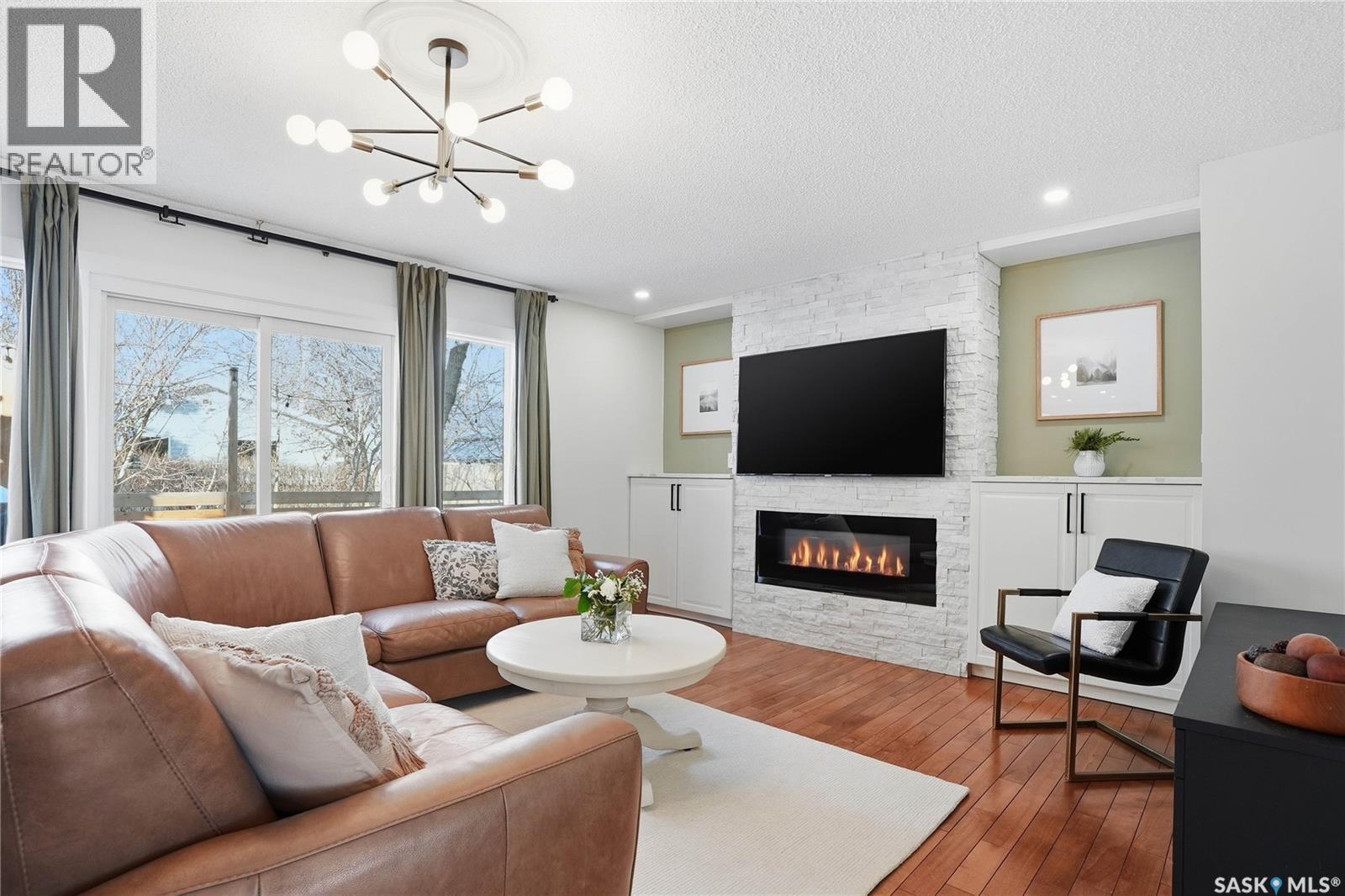 1033 9Th Street E, Saskatoon, SK - Indoor Photo Showing Living Room With Fireplace