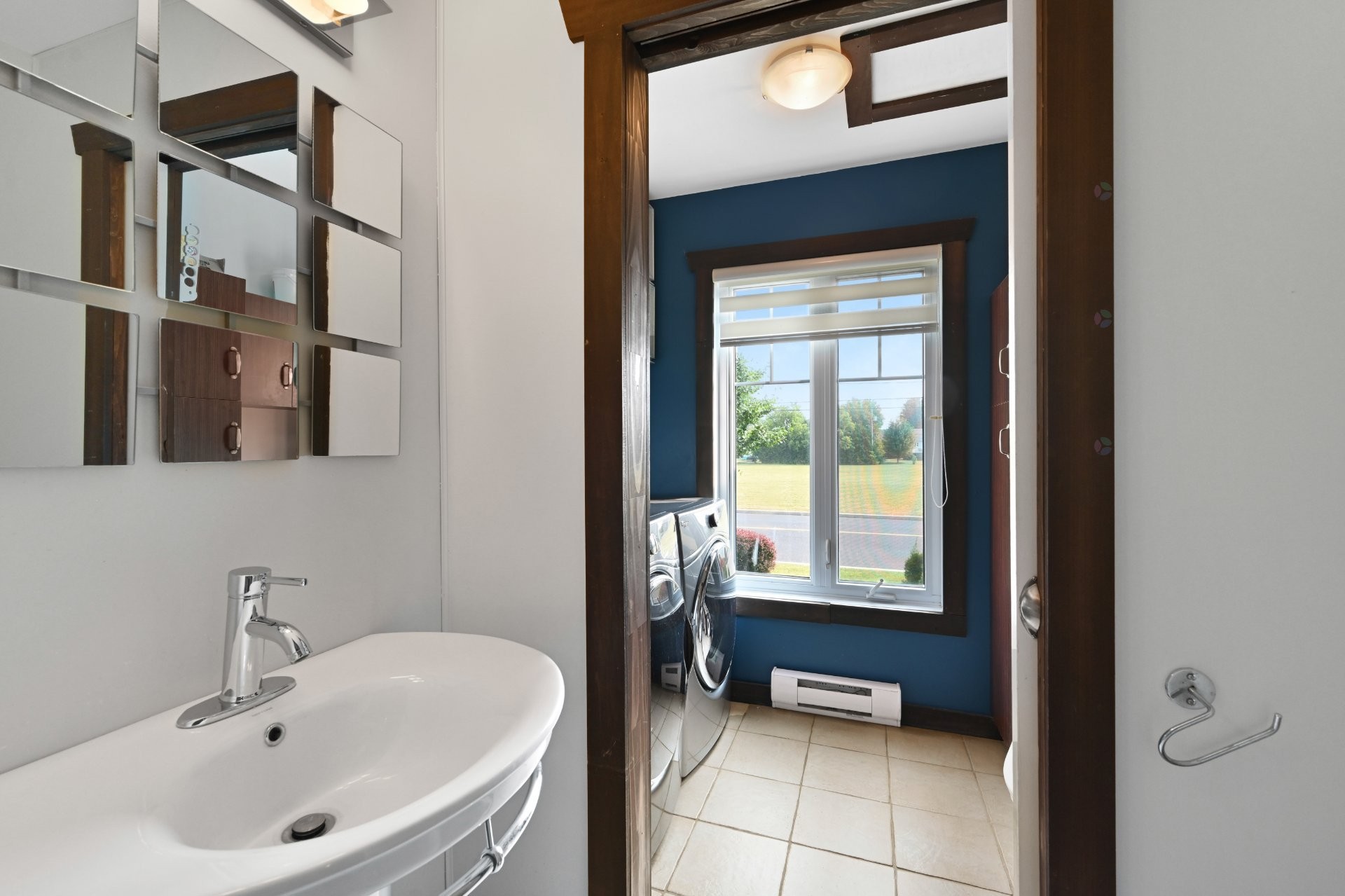 Powder room - 504 Rue Larose, Saint-Césaire, QC - Indoor Photo Showing Bathroom