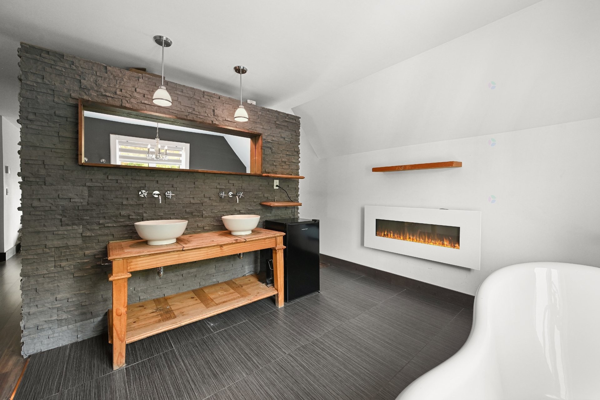 Master Bathroom - 504 Rue Larose, Saint-Césaire, QC - Indoor With Fireplace