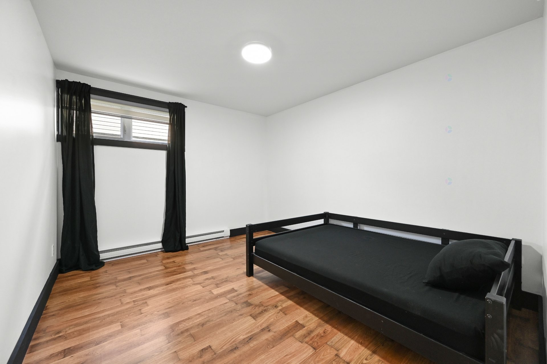Bedroom - 504 Rue Larose, Saint-Césaire, QC - Indoor Photo Showing Other Room