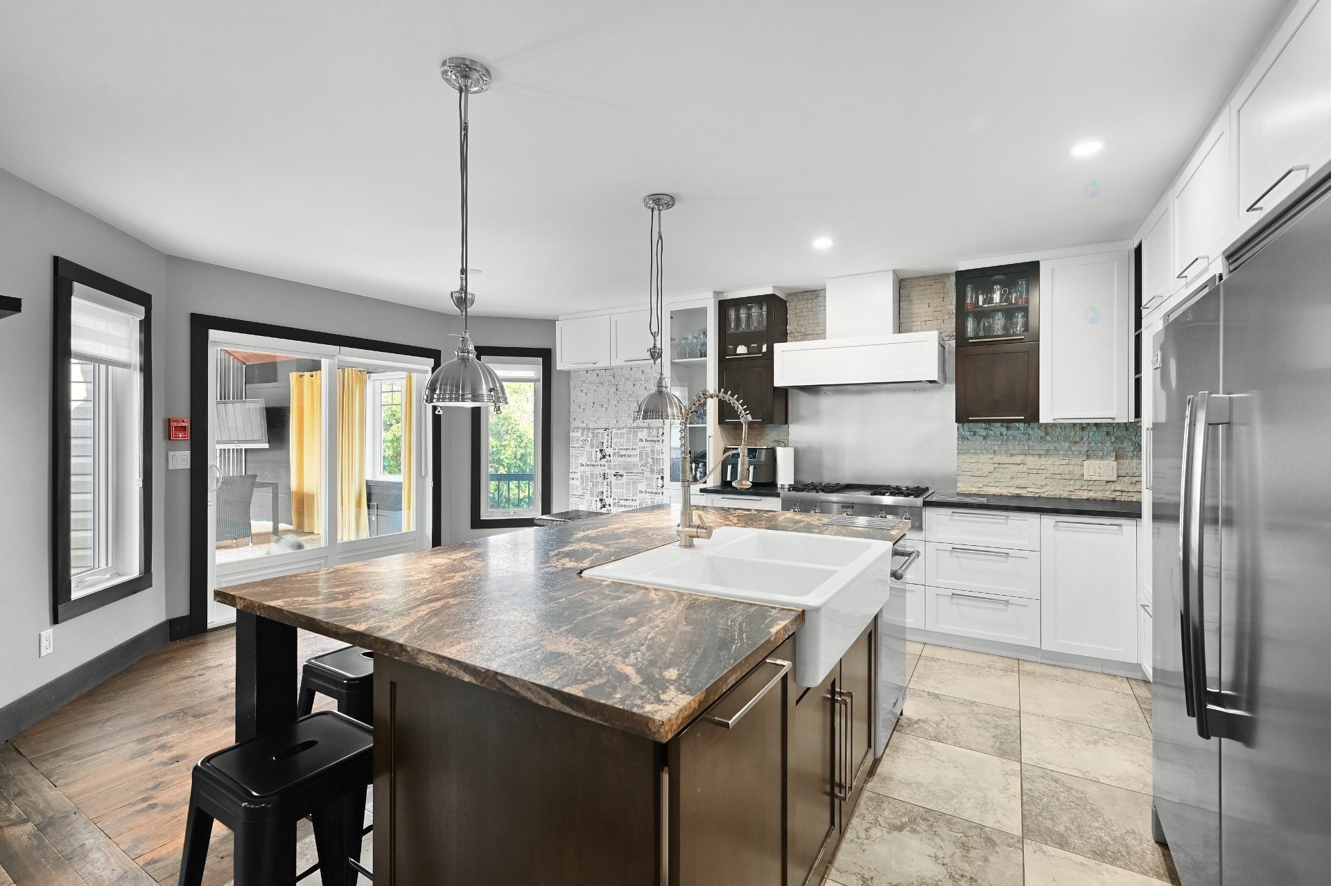 Kitchen - 504 Rue Larose, Saint-Césaire, QC - Indoor Photo Showing Kitchen With Double Sink With Upgraded Kitchen