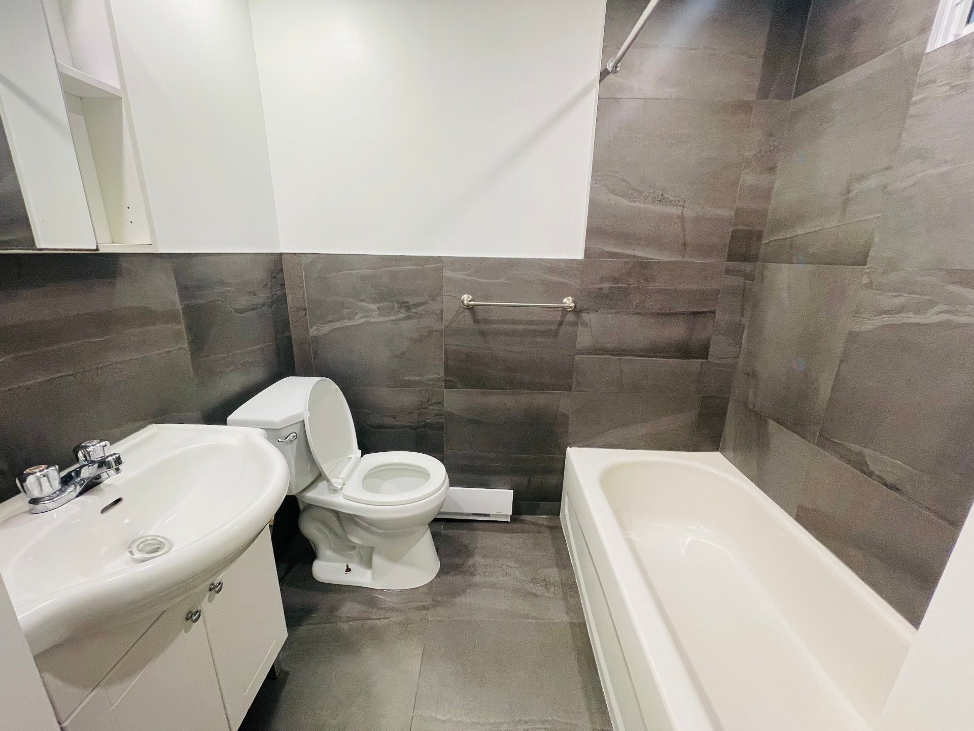 Salle de bains - 1-4830 Av. Barclay, Montréal (Côte-Des-Neiges/Notre-Dame-De-Grâce), QC - Indoor Photo Showing Bathroom