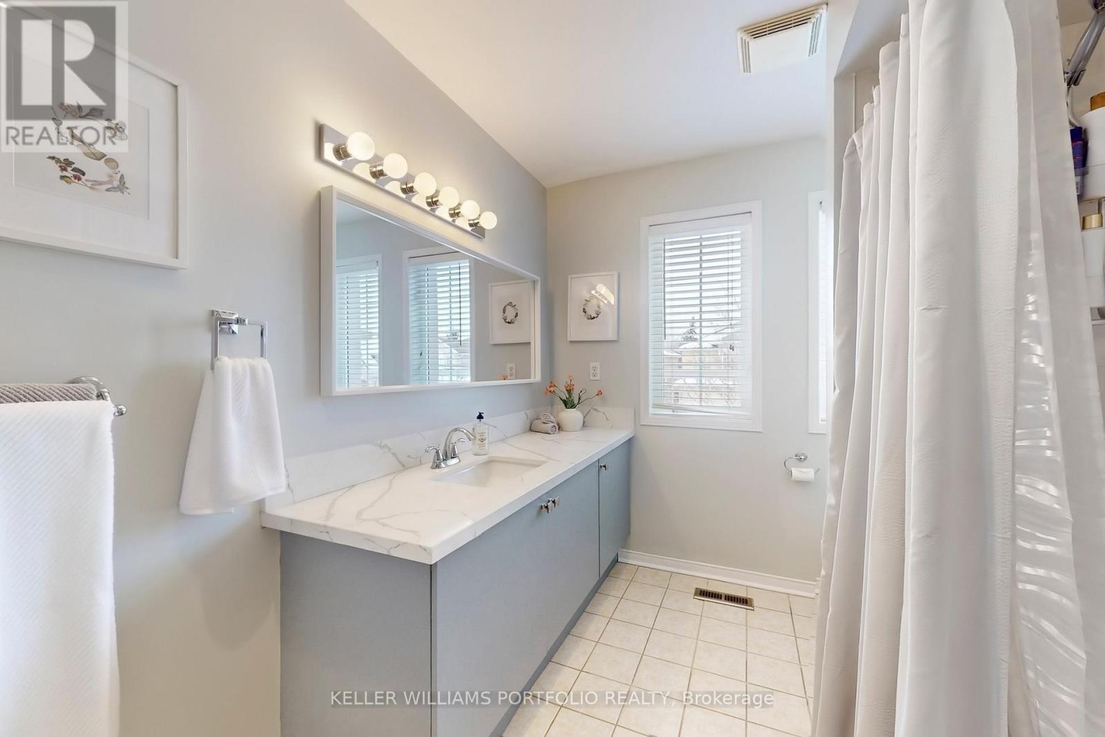 guest bath - 75 Monteith Crescent, Vaughan, ON - Indoor Photo Showing Bathroom