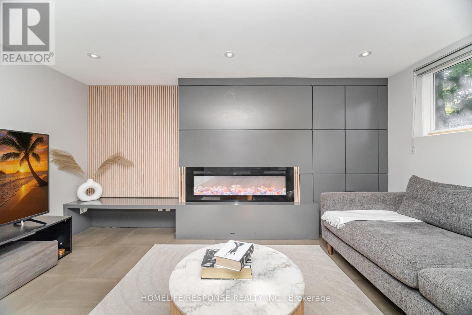 5011 Spruce Avenue, Burlington, ON - Indoor Photo Showing Living Room With Fireplace