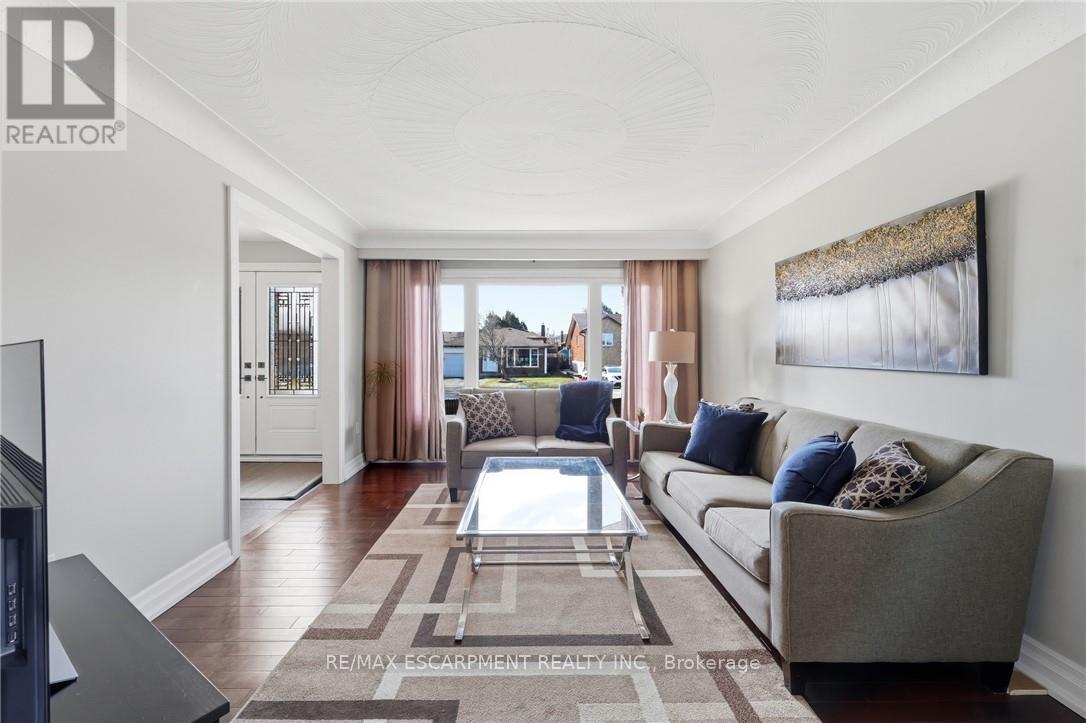 14 Atkins Drive, Hamilton, ON - Indoor Photo Showing Living Room