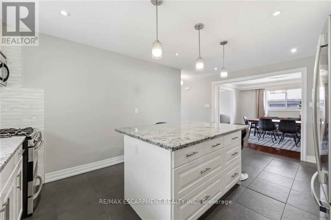 14 Atkins Drive, Hamilton, ON - Indoor Photo Showing Kitchen With Upgraded Kitchen