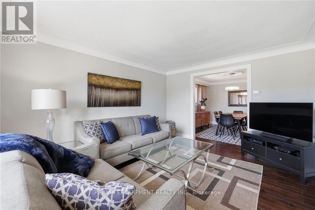 14 Atkins Drive, Hamilton, ON - Indoor Photo Showing Living Room