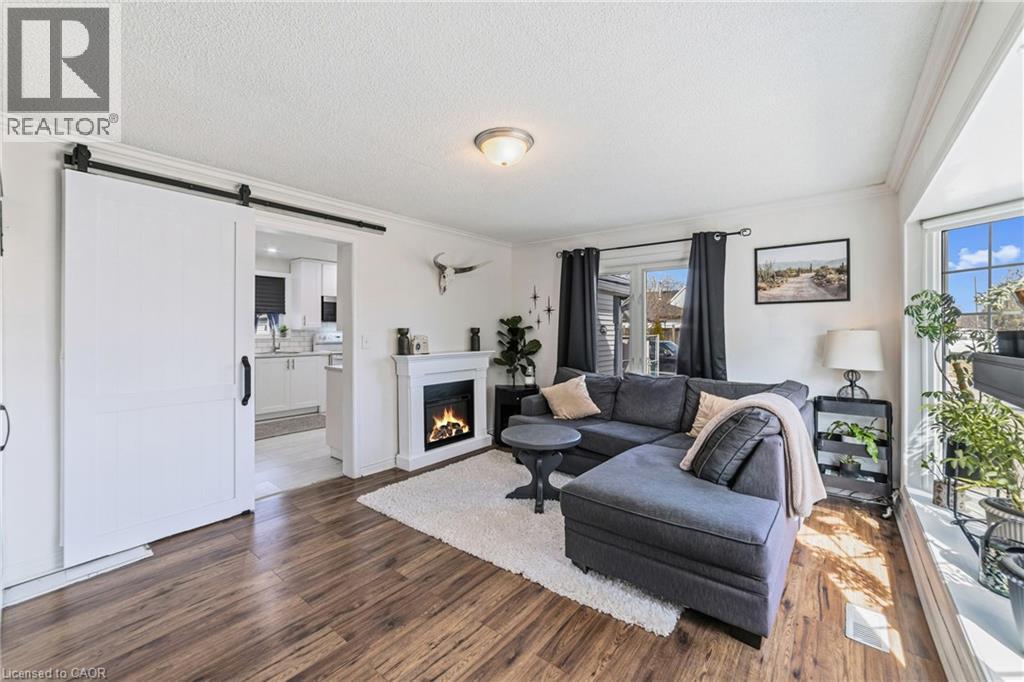 1378 Upper Wellington Street, Hamilton, ON - Indoor Photo Showing Living Room With Fireplace