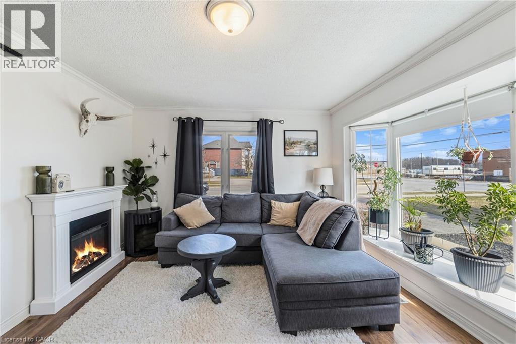 1378 Upper Wellington Street, Hamilton, ON - Indoor Photo Showing Living Room With Fireplace