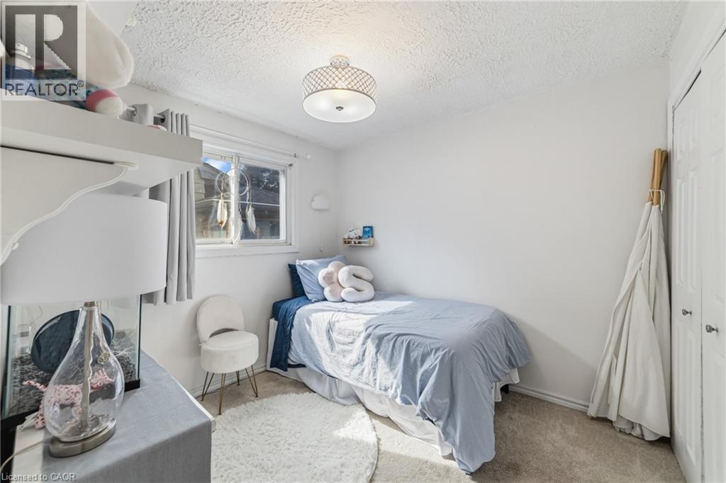 1378 Upper Wellington Street, Hamilton, ON - Indoor Photo Showing Bedroom