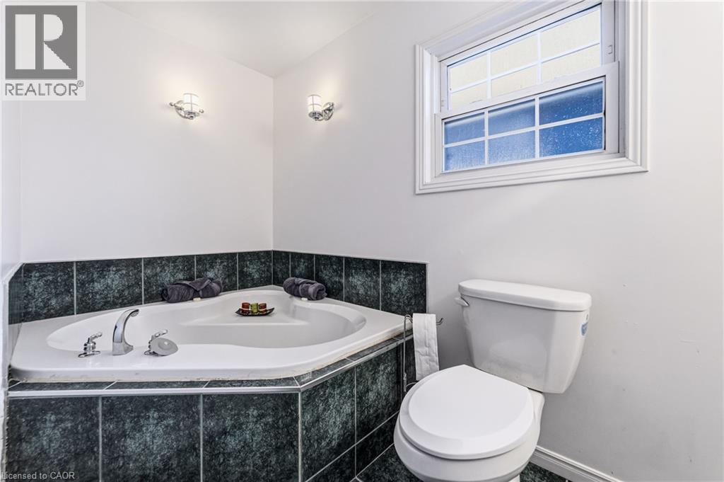 1378 Upper Wellington Street, Hamilton, ON - Indoor Photo Showing Bathroom