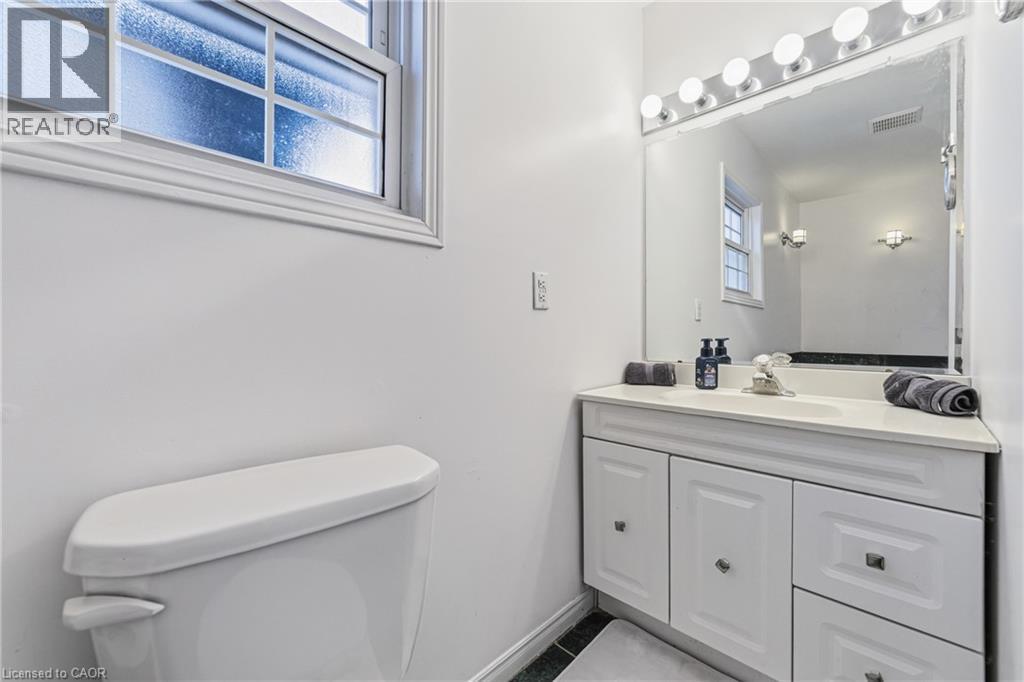 1378 Upper Wellington Street, Hamilton, ON - Indoor Photo Showing Bathroom