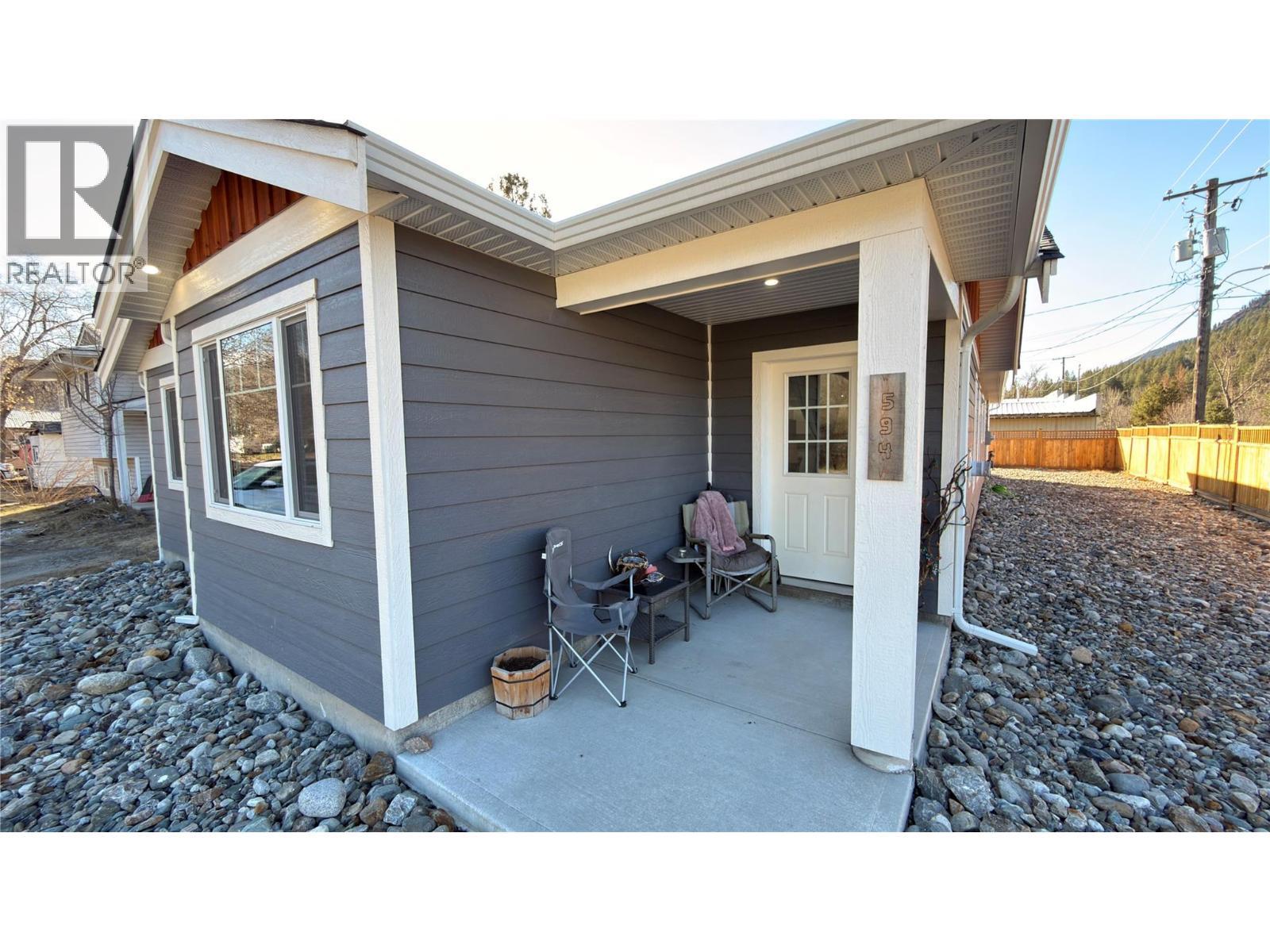 594 Sixth Avenue, Midway, BC - Outdoor With Exterior