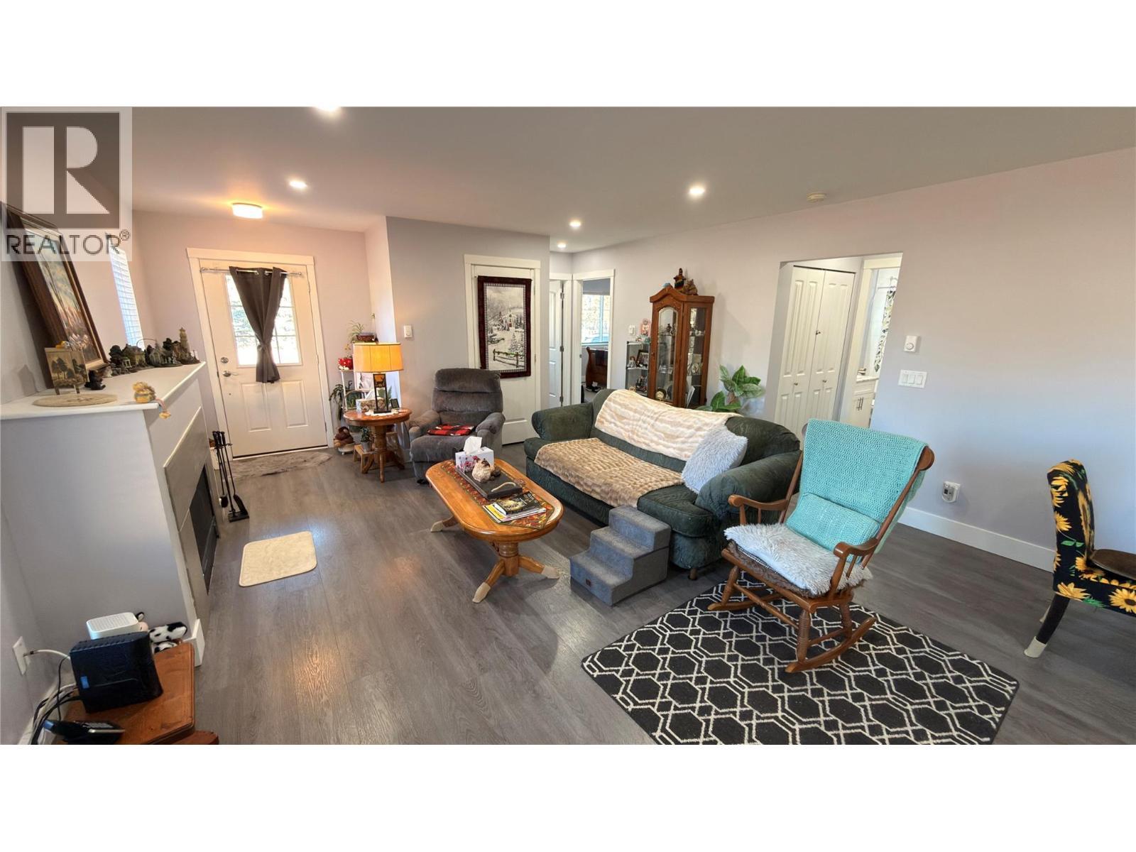 594 Sixth Avenue, Midway, BC - Indoor Photo Showing Other Room